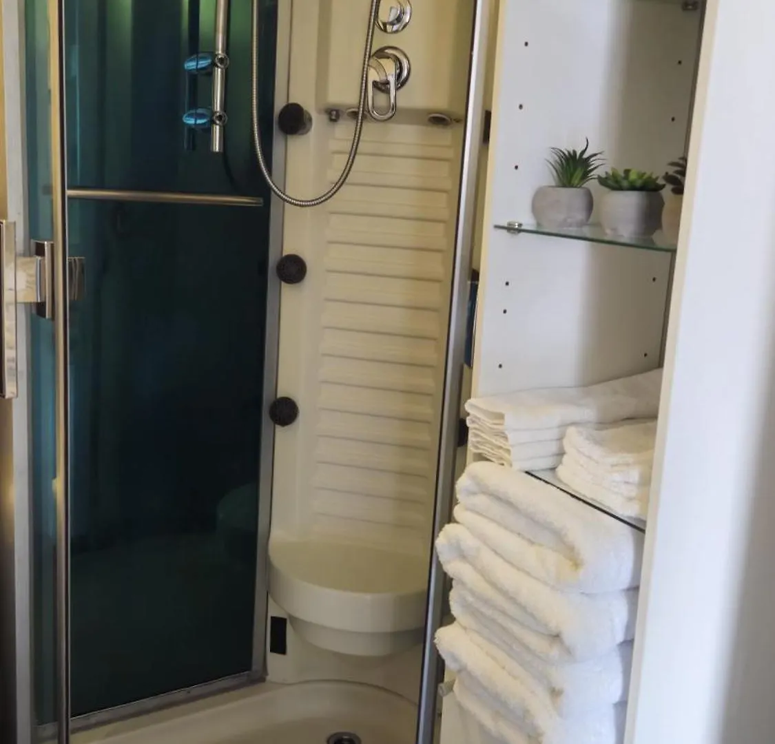 Boathouse Amsterdam With Bikes Bed & Breakfast